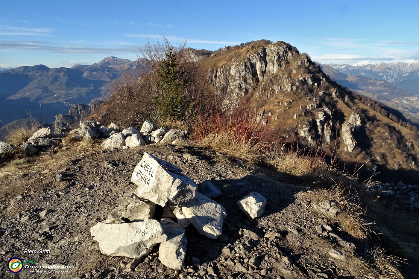 59 In vetta al Castel Regina (1424 m) con vista in Foldone.JPG